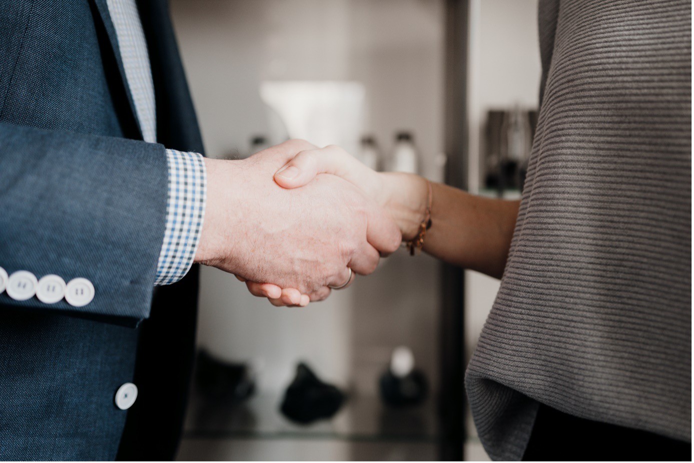 zwei Personen gebe sich zur Vereinbarung die Hände